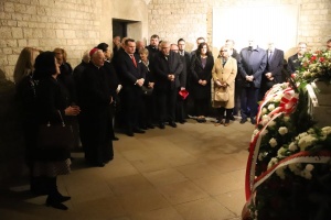 arcybiskup marek jędraszewski przy grobie lecha kaczyńskiego